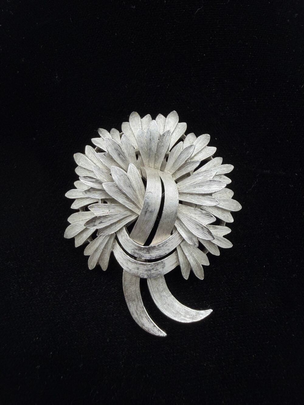 Vintage Crown Trifari Signed Silver Tone Ribbon/Petal Swirl Brooch Pin